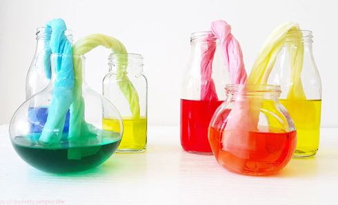 הנוזלים עוברים דרך גליל הנייר לבקבוק הריק, ויוצרים צבע חדש (צילום: שירה פורר)