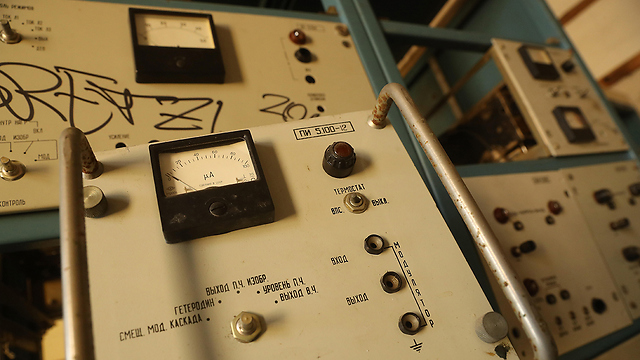 מכשירי חשמל ישנים בחדר הבקרה של בניין הקצינים (צילום: gettyimages) (צילום: gettyimages)