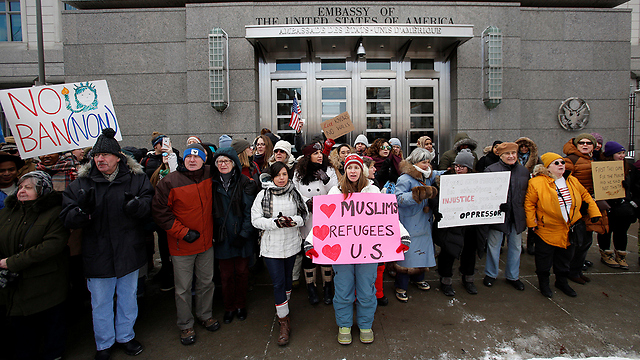 מפגינים נגד שגרירות ארה"ב בקנדה (צילום: רויטרס) (צילום: רויטרס)