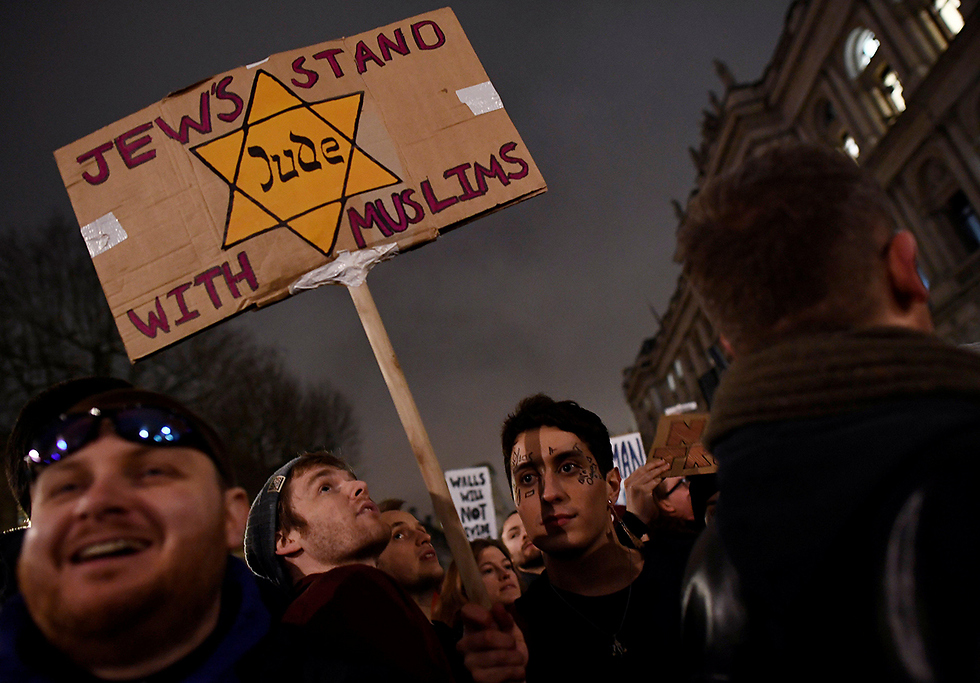 מפגינים יהודים נגד צו המוסלמים של טראמפ, אתמול בבריטניה (צילום: רויטרס) (צילום: רויטרס)