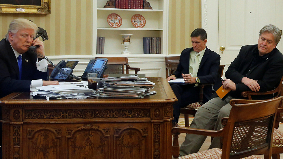 טראמפ ובאנון בשעת שיחת הטלפון לנשיא פוטין  (צילום: רויטרס) (צילום: רויטרס)