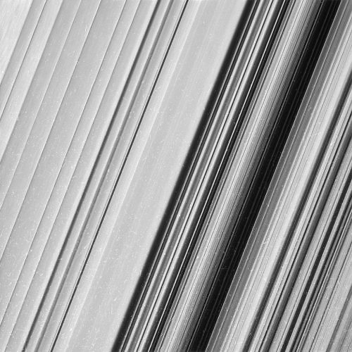 צילום תקריב בחלק החיצוני של טבעת B. חוקרי נאס"א לא הצליחו לקבוע עדיין את הגורמים לצורות הנראות בתמונה. צולם ב-18 בדצמבר 2016 ממרחק של 51,000 ק"מ (צילום: נאס"א)