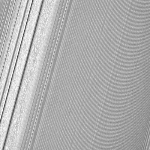 אחד מצילומי התקריב החדשים שבוצעו על ידי קאסיני. בצילום זה נראה חלק מטבעת A, החיצונית מבין שתי טבעותיו הגדולות, שנמצאת במרחק של כ-134 אלף ק"מ מכוכב הלכת. הצילום בוצע ממרחק של 56,000 ק"מ. ניתן לראות בצד שמאל של התמונה את התוואי המכונה על ידי נאס"א "קש", הנגרם על ידי התקבצויות קטנות של חלקיקי הקרח הקטנטנים מהם מורכבים טבעות שבתאי. מקור: NASA/JPL-Caltech/Space Science Institute. (צילום: נאס"א)