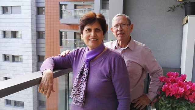יגאל ושרה במרפסת דירתם החדשה ( צילום עצמי) ( צילום עצמי)