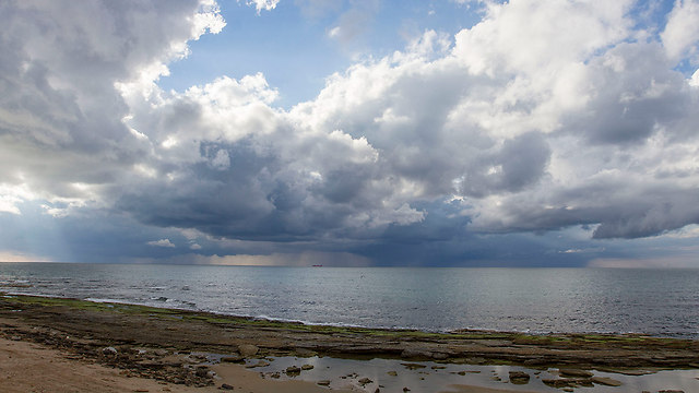 עננים בחוף אולגה בחדרה (צילום: עידו ארז) (צילום: עידו ארז)