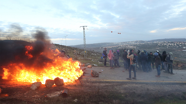 Activists burning tires on Amona's access road (Photo: Gil Yohanan) (Photo: Gil Yohanan)