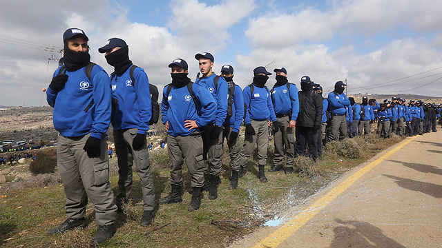 Police line up outside Amona (Photo: Gil Yohanan)