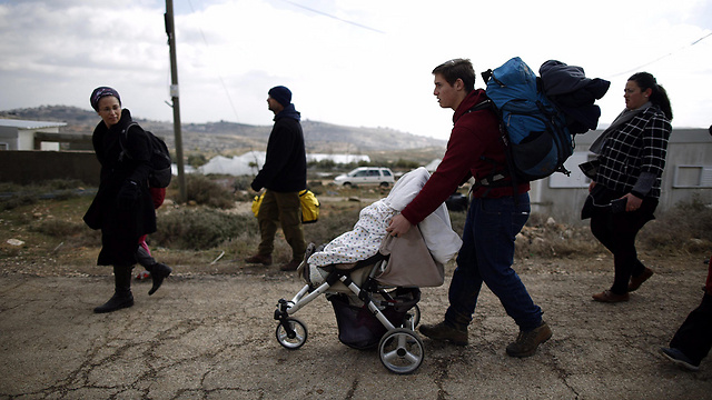 Families leaving Amona (Photo: EPA) (Photo: EPA)