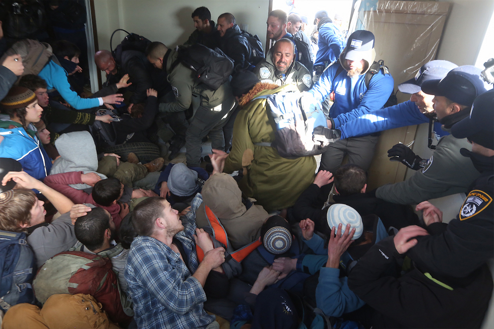 המאבקים בין השוטרים למתבצרים באחד הבתים (צילום: גיל יוחנן) (צילום: גיל יוחנן)