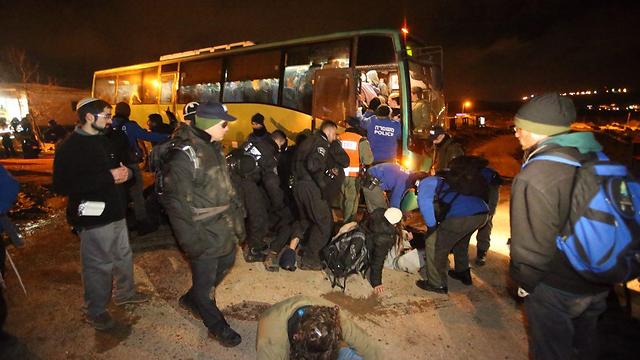 Amona residents loading onto buses (Photo: Motti Kimchi)