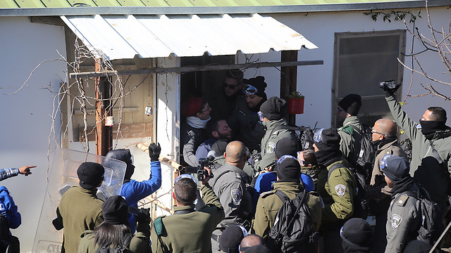 People removed from caravan (Photo: Gil Yohanan)