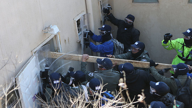Officers breaching the synagogue (Photo: Alex Kolomoisky)