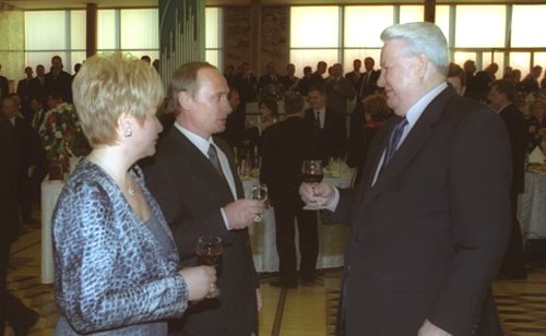 Путин и Ельцин со стаканами. Фото: пресс-служба Кремля
