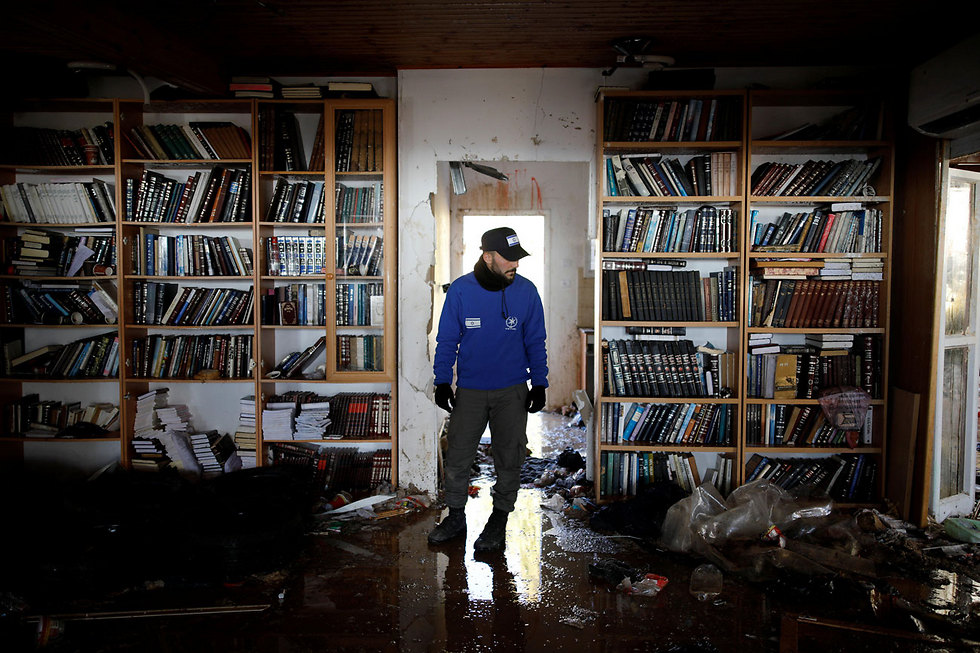 The synagogue after the violent evacuation (Photo: Reuters)