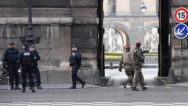 כוחות הביטחון ליד הלובר, הבוקר (צילום: AFP) (צילום: AFP)