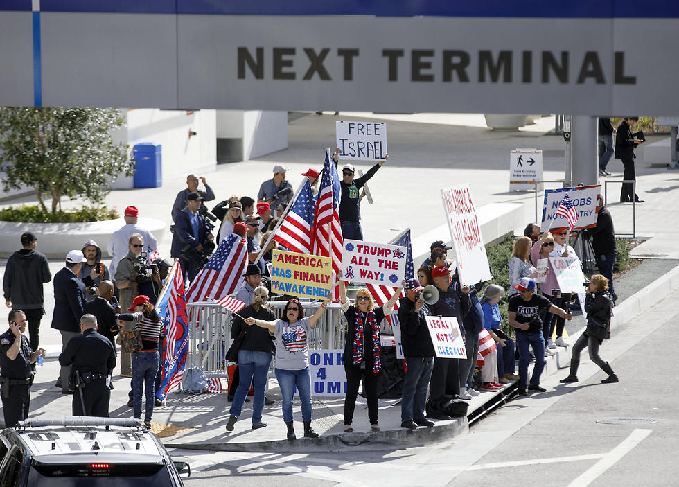 שלטי תמיכה בישראל מחוץ לנמל התעופה ב-LA (צילום: EPA) (צילום: EPA)
