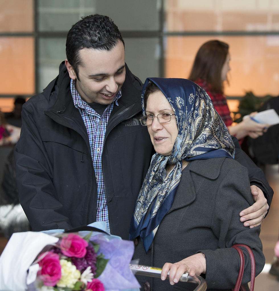 אמיר וסבתו גונלוש, אזרחים איראניים, מגיעים לשדה התעופה בבוסטון (צילום: EPA) (צילום: EPA)