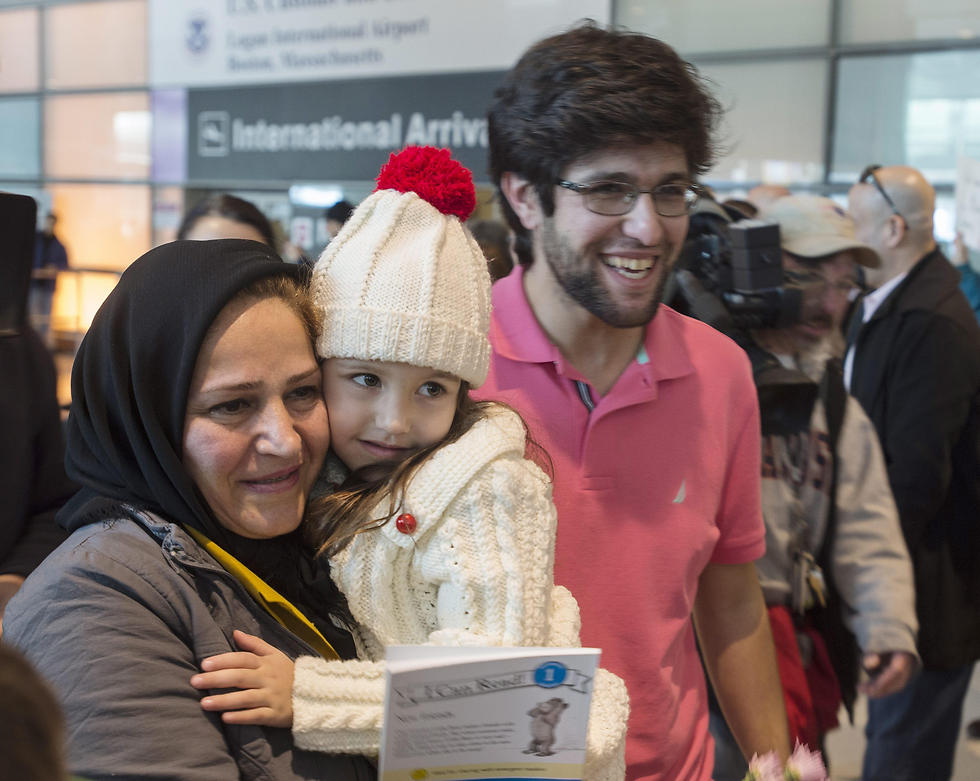 אזרחית איראנית ונכדתה בנמל התעופה בבוסטון (צילום: EPA) (צילום: EPA)