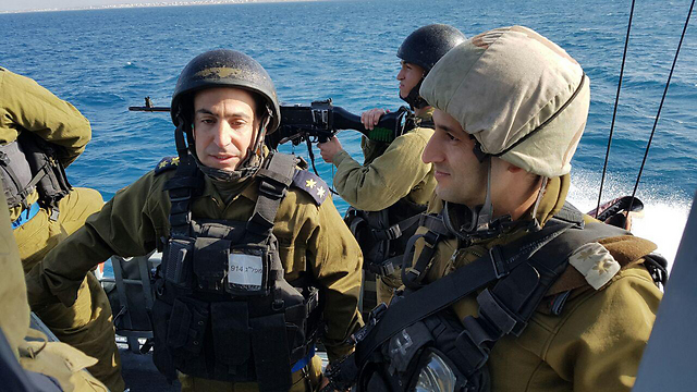 שיתוף פעולה בין כוחות ים ליבשה. סא"ל עדי גנון וסא"ל רונן מירקם  (צילום: יואב זיתון) (צילום: יואב זיתון)