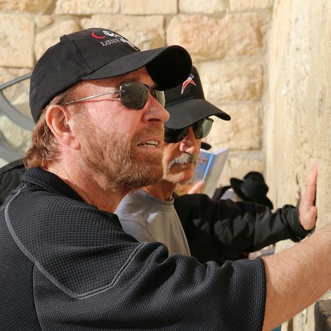 נוריס מתרשם מאבני הכותל. גם אנחנו נוריס מתרשם מאבני הכותל. גם אנחנו