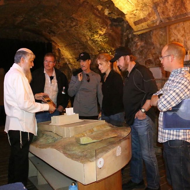 הפמלייה מקבלת סיור במנהרות הכותל הפמלייה מקבלת סיור במנהרות הכותל