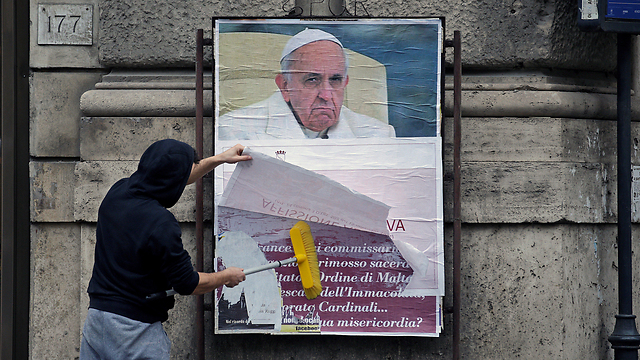 "מודעה לא חוקית". הרשויות מיהרו להסיר את הכרזות נגד האפיפיור (צילום: רויטרס) (צילום: רויטרס)