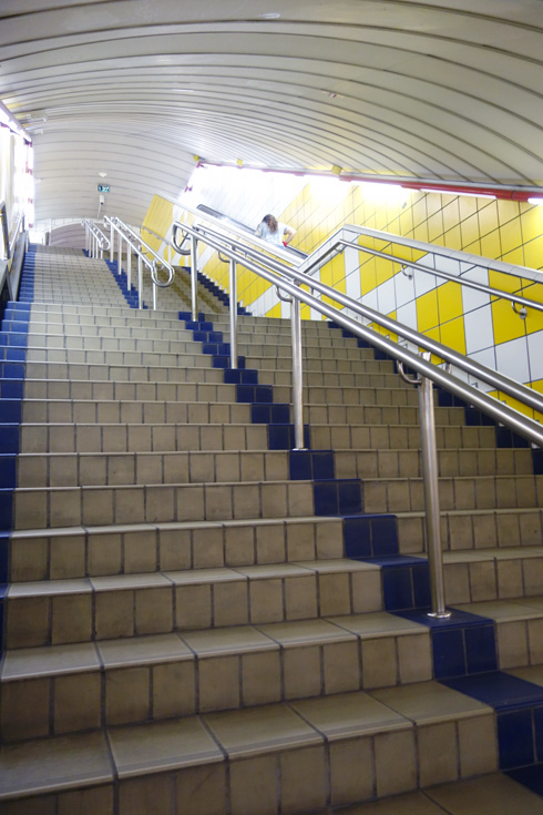 לא לאנשים עם בעיות הליכה. מדרגות נעות אף פעם לא פעלו כאן במלואן (צילום: מיכאל יעקובסון)