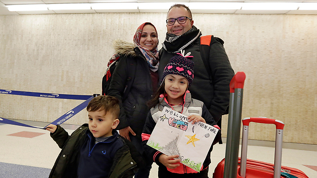 עשו זאת. משפחת אל-עסכרי בנמל התעופה JFK בניו יורק (צילום: AP) (צילום: AP)