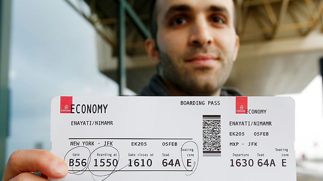 נימה אניייאטי, חוקר איראני, עם כרטיס הטיסה מרומא לניו יורק (צילום: AP) (צילום: AP)