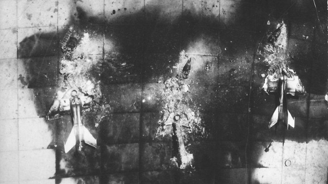 Уничтожение самолетов на земле. Фото: архив ЦАХАЛа