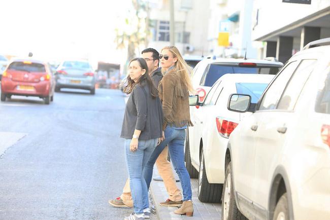 סימסת לסטיבן טיילר שאת מתעכבת? (צילום: מוטי לבטון) סימסת לסטיבן טיילר שאת מתעכבת? (צילום: מוטי לבטון)