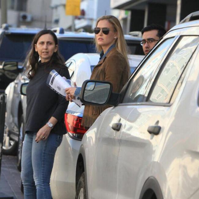 הבאת את כל המסמכים? בר רפאלי הבוקר בכניסה לשגרירות ארצות הברית בתל אביב (צילום: מוטי לבטון) הבאת את כל המסמכים? בר רפאלי הבוקר בכניסה לשגרירות ארצות הברית בתל אביב (צילום: מוטי לבטון)