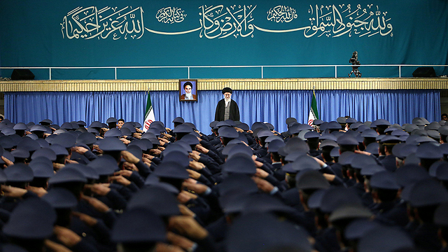 Iran's supreme leader meets with his military leaders (Photo: Reuters)