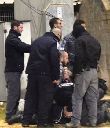 שוטרים אוזקים את גיא בלום (צילום: מתוך הפייסבוק)