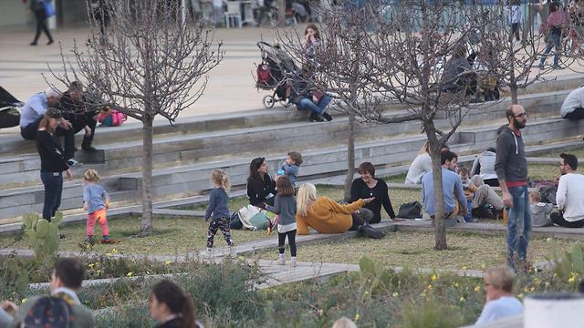 נעים וחמים בכיכר הבימה בתל אביב (צילום: מוטי קמחי) (צילום: מוטי קמחי)