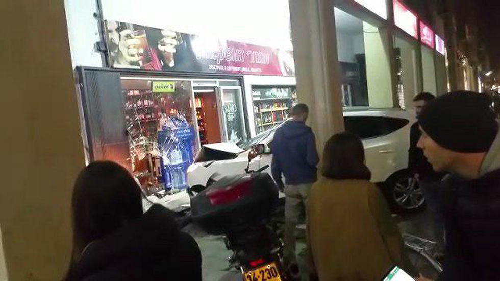 המכונית פגעה בחנות למשקאות חריפים בתל אביב ()