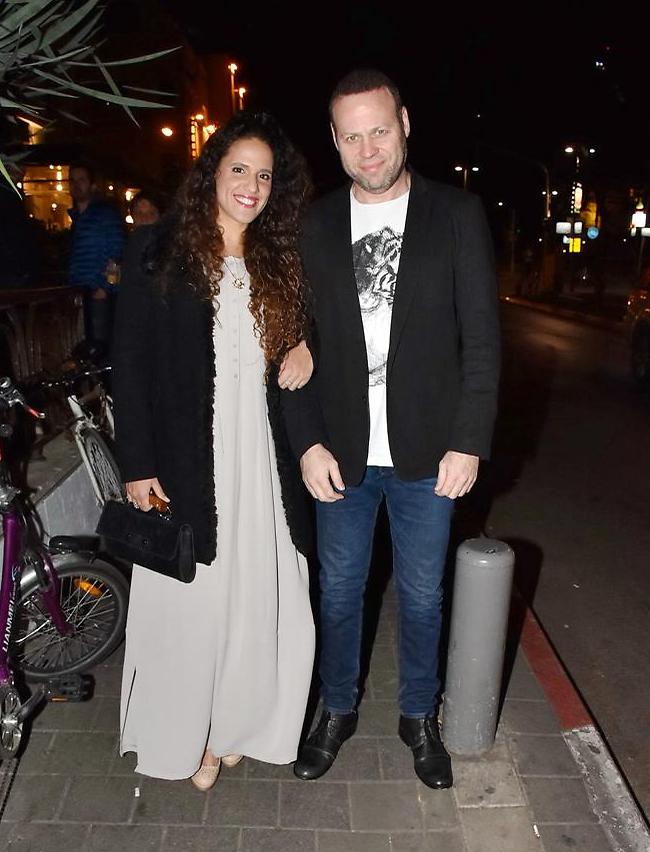 מה הבאתם מתנה? אדיר מילר ושלי (צילום: אביב חופי) מה הבאתם מתנה? אדיר מילר ושלי (צילום: אביב חופי)