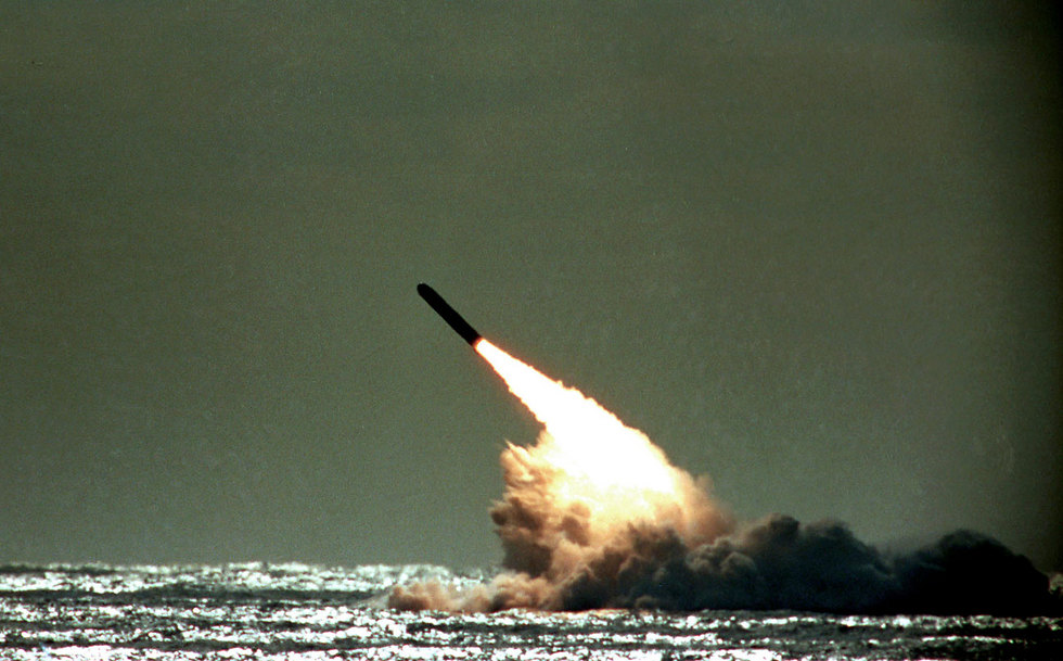 המטרה: להרתיע את רוסיה. טיל טריידנט משוגר מצוללת (צילום: AP) (צילום: AP)