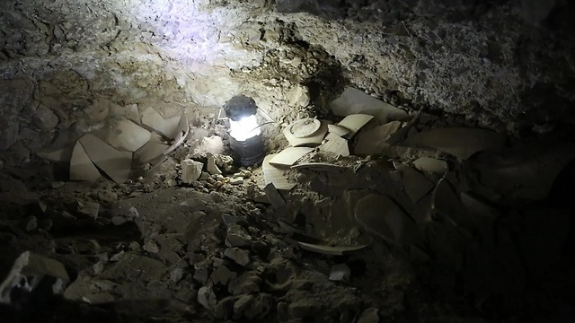 Jar fragments in the excavation (Photo: Oren Gutfeld) (Photo: Oren Gutfeld)
