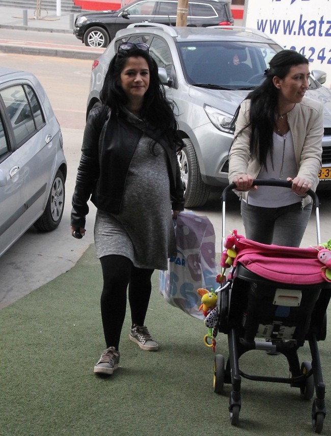 על קו הסיום. כוכבת הילדים מיקי בחודש התשיעי (צילום: ניר פקין יח"צ) על קו הסיום. כוכבת הילדים מיקי בחודש התשיעי (צילום: ניר פקין יח"צ)