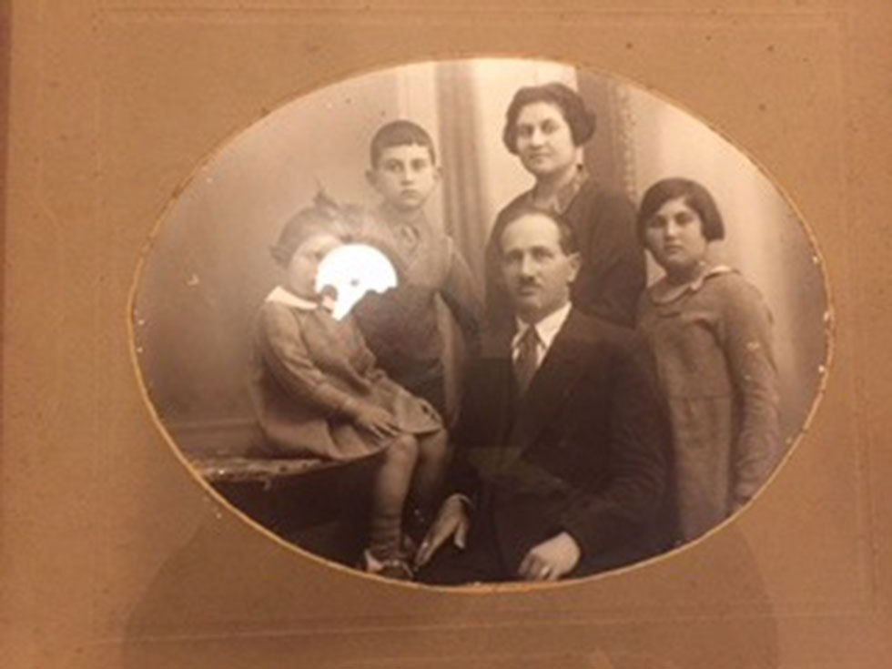 במרכז: שמעון לוריא ובני משפחתו  ()
