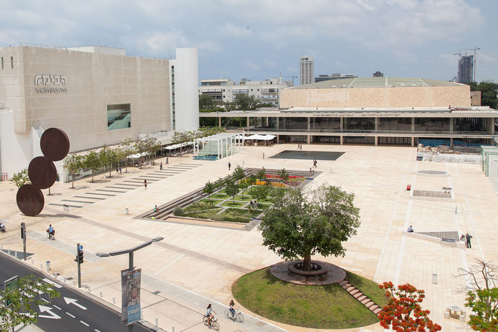 למה הערים בישראל לא דואגות לציבור ומרעיפות עליו שמש יוקדת? כיכר הבימה, למשל. לחצו על התצלום לסיפור המלא (צילום: אסי גרינשטיין )