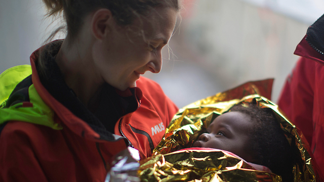 חילוץ תינוק מהגר מחוף השנהב בים התיכון (צילום: AP) (צילום: AP)