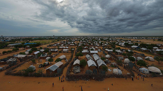 רוב אוכלוסיית המחנה - פליטים מסומליה. מחנה דאדאאב (צילום: AFP) (צילום: AFP)