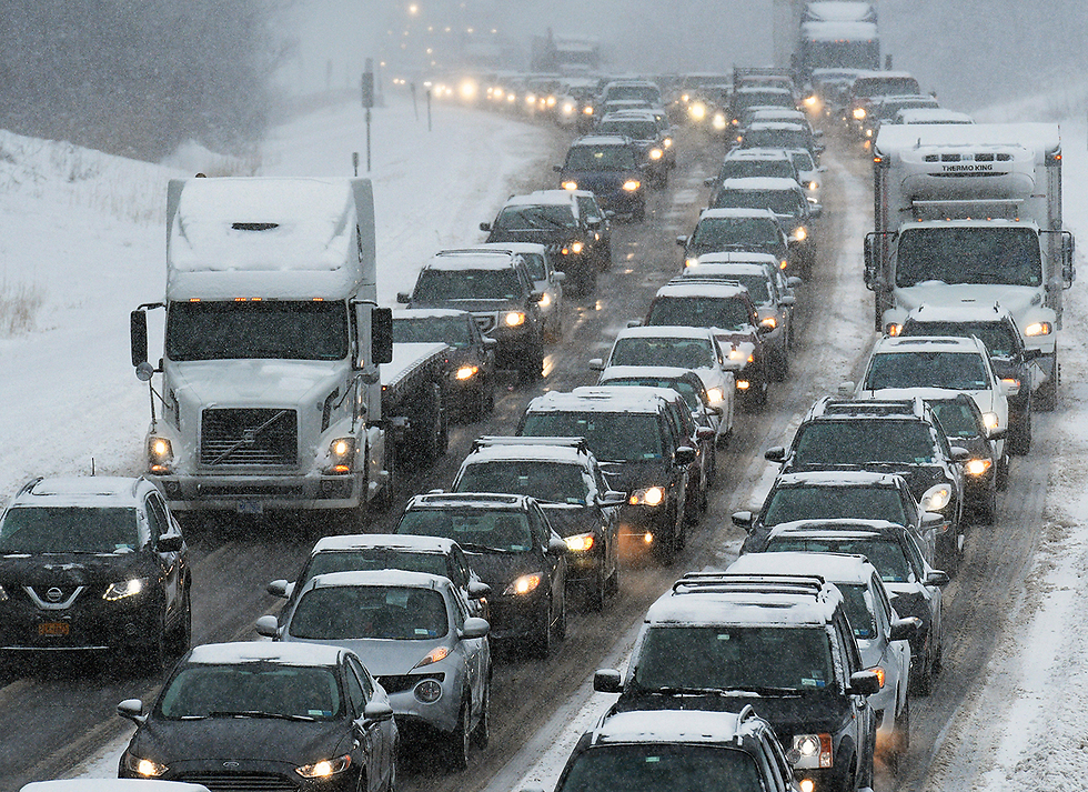 הרבה תאונות. "אל תצאו מהבית עם רכב", מבקשים בניו יורק (צילום: AP) (צילום: AP)