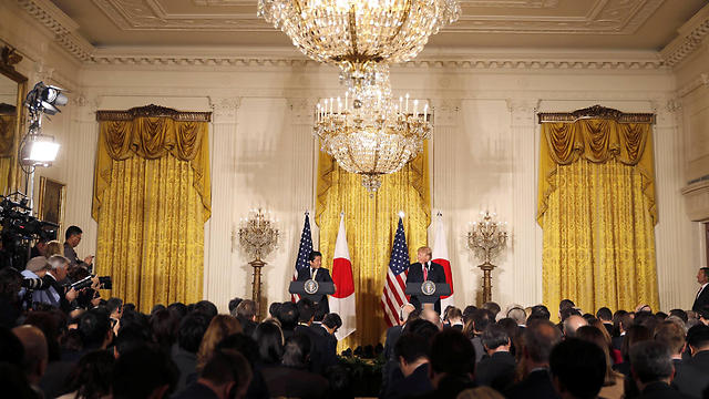 בלי שאלות מתקשורת המיינסטרים או השמאל. טראמפ וראש ממשלת יפן ב-10 בפברואר בבית הלבן (צילום: רויטרס) (צילום: רויטרס)