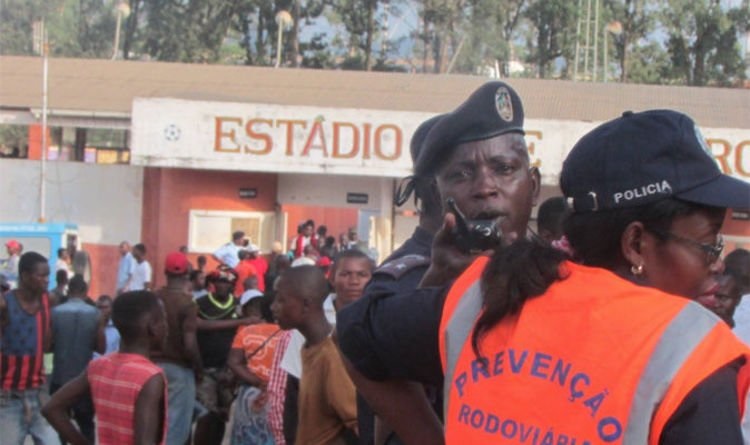 שוטרים בכניסה לאצטדיון באנגולה (צילום: מתוך טוויטר) (צילום: מתוך טוויטר)