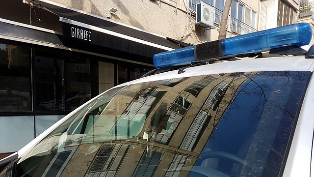 ניידת משטרה ליד המסעדה, אתמול (צילום: ניצן דרור ) (צילום: ניצן דרור )