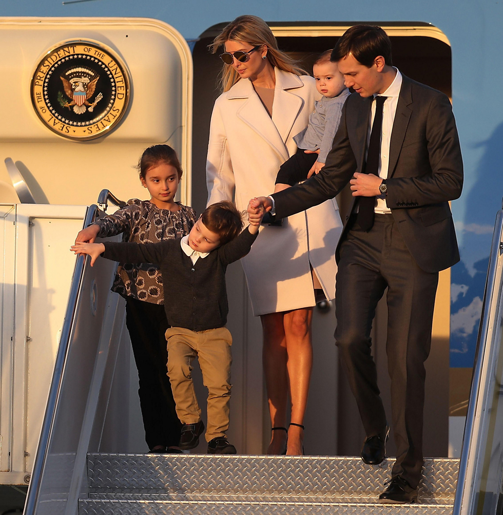 איוונקה טראמפ, ג'ארד קושנר והילדים בדרך לסוף השבוע באחוזה בפלורידה עם ראש ממשלת יפן  (צילום: AFP) (צילום: AFP)