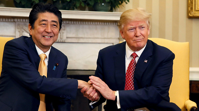 בסוף השבוע נועד טראמפ עם ראש ממשלת יפן שינזו אבה (צילום: רויטרס) (צילום: רויטרס)